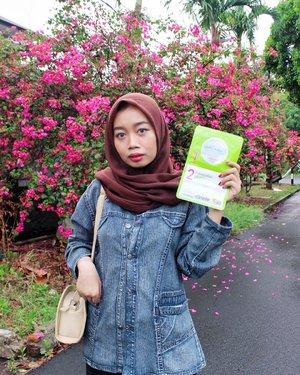 weekend its time to me-time! 🎈i have 2in1 mask recommendation for your me-time from @clinelleid! you can get 2 products in one pack: peeling pad & sheet mask. ✨🍋-sooo, we can buy and use 2 products easier. let me tell you the steps:first, use peeling pad as exfoliating to remove makeup residues, dead skin, etc from our skin.second, clean our skin with water.third, use sheet mask.isnt that very easy? 🤷🏻‍♀️besides the steps are very easy, i love the benefits of this product bcs my skin feels smoother and glowing after using this!-clinelle peeling pad & refining mask available in 4 variants: hydrating, purifying, whitening, lifting & firming. ah, and all clinelle products are also formulated with 6 Secrets to Happy Skin which altogether excludes potential harmful ingredients: no artificial colouring, no artificial fragrances, no lanolin, mo mineral oil, no SD- alcohol and no comedogenic ingredients!you guys can buy all variants of clinelle 2in1 masks at guardian! ✨have u guys tried this? @kartikaryani @nisaahani-#ClozetteIDxClinelle #2isBetterThan1 @hanummegaa #TeamPurifyingHanum #clozetteid