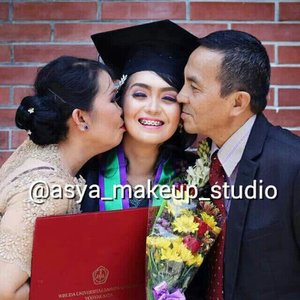 Happiness.... After your graduate....
Bahagiay org tua adalah ketika putra dan putriy mampu menyelesaikan tugasy sebagai pelajar....congrats Mona.... Success.... ðŸ’‹ðŸ’„ #LP #makeupaddict #makeuplover #riaswisudajogja #riasbridaljogja
#mua #muaindonesia #muajogja #MUAWorld #makeupJogja #MakeUpIndonesia #MakeUpWorld #Indonesia  #PhotoProduct #HairDo #AsyaMakeupStudio #MakeUpBridal #makeuplovers  #makeupartist #makeuptalk #makeupbyme #makeupoftheday #clozetteID #InstaMagAndroid #wakeupandmakeup #makeupartisindonesia #diy #muafinder #makeupwisuda