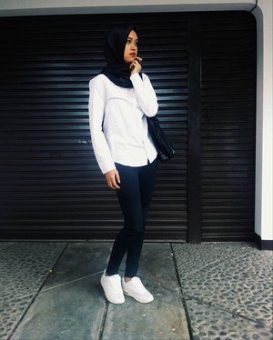 Kebahagiaan bukanlah saat kita memiliki kesempurnaan, tetapi ketika kita dapat menerima ketidaksempurnaan dengan tulus dan ikhlas.

#hijab #hijabi #bw #blackandwhite #blacknwhite #vsco #vscocam #vscogood #vscolove #instagood #instalike #instadaily #nike #airmax #clozetteid #latepost