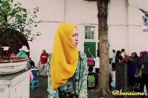 Hi, friday!! Tataplah kedepan dan sesekali lihat kebelakang apa yang masih harus diperbaiki. #friday #katabijak #hijab #hijabers #fullcolor #yellow #batik #canon #5dmarkiii #travelling #kotatua #jakarta #beneisme #photography #bestphotooftheday #photooftheday #clozetteid #igers #igaddict #instagood #instadaily #instalove #instalike #instagramers #instatravel #instagram