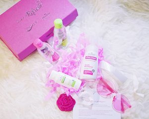 My monday just get a whole lot more fun and refreshin when I see this cute pink box sits on top of my desk 😍 I'm an avid micellar water and I use Ovale even when I'm not wearing makeup at all (cause it surprisingly can wipe dirt and oil off your skin. ISTG this micellar is the answer of my lazyarse prayer 😅) I haven't tried Absolute but after reading the benefits of it I'm so ready to try and get fully refreshed 🧖‍♀️ I'm ready to go out and about in a short Clozette X Ovale X Absolute moment of refresh. I mean, with this pink box as the weapon, who wouldn't? 😏😍 @ovalebeautyid @absolute_women#momentofrefresh #GetReadywithOvale #AbsolutelyActive #letsgomicellar #clozetteid
