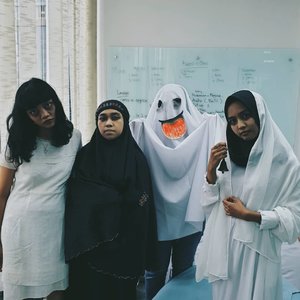 One of these ghosts seem don't belong there 👻👻 #clozetteid #Team #halloween