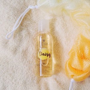 Got this daisy shower gel from @eminacosmetics 🌼
Sorry for my late post. But, I really love the scent. So sweet & fresh.
Thanks a lot emina ❤️ #eminaholidayseason
.
.
#clozetteid #beauty #review #blogger #beautyblogger #indobeautygram #indonesiabeautyblogger