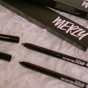OMG Best Eyeliner for sure‼️..I rarely uses gel eyeliner because its so hard to find that won’t smudge for 24 hours, even it claims waterproof or smudgeproof 😩. But after I tried @merzy_official gel eyeliner I found my favorite one 💖💯. I got 2 colors, its G1. Black Moon (I used it literally everyday 👌🏻👌🏻) and G3. Amber Bronze (for daily or no makeup look). The texture us super creamy and the pigmentations is superrr ✔️✔️🥰🥰. I also tried to wash it with water to proof its waterproof and transferproof and I can’t believe it! Its true that the eyeliner waterproof and transferproof 😍😍. You can have it too! Purchase them on my charis shop 💸🛍🛒 link in my bio #charisceleb #charis #merzy #merzyeyeliner #merzythefirstgeleyeliner #thefirstgeleyeliner #clozetteid
