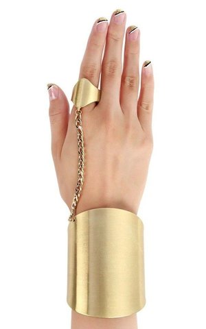 Hand & Foot Chains: Glamorous, Beachy, and Edgy Jewelry Styles