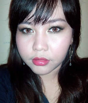 This is my second time joining the #SariayuMakeupChallenge this time the theme is #SexySmokeyMakeup . I prefer a colorful smokey eyes with green, grey, yellow, and gold range of colors than a classic brown and black smokey makeup. I paired it with rosy red lips and cheeks and it's balance out the whole look really well. I hope i win those sariayu hampers this time. 
#clozetteid #motd #fotd #makeupdoll #bblogger #makeuplover #makeupmafia #makeupchallenge #sariayu #colorfulsmokeymakeup #poutylips #beautifuleyes #indonesianbeautyblogger #beautyblogger #beautyenthusiast