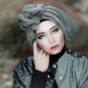 Makeup, hijab style and stylish by me for @rindhyfos, photography by @pfaisaln,  wardrobe by @errinugaru_id @errin_ugaru 
#makeupbyedelyne #hijabbyedelyne #hijabphotography #hijabstyle #hijab #riasmuslimah #muaindonesia #mua #hijabfashion #hijabellamagazine #hijabmodern #hijabersID #clozetteid #makeup