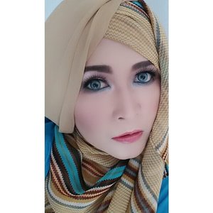 I'm wearing 'Eye Candy Grayblue' from @kawaigankyu, review soon at my blog #selfie #hijaboftheday #hijabstyle #makeupbyedelyne #hijabbyedelyne #hijabphotography #motd #indonesianbeautyblogger #clozetteid #makeup