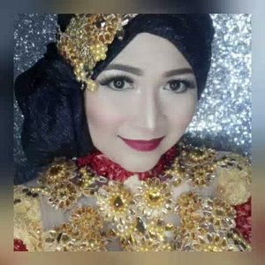 My makeup and hijab for kebaya's look.

#makeupbyedelyne #hijabbyedelyne #makeupkebaya #hijabkebaya #makeupartist #muabandung #muagarut #riasmuslimah #kebayamuslim #hijabstyle #starclozetter #clozetteid