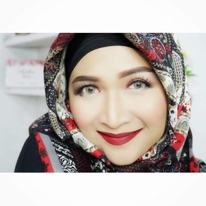 Selamat pagiii, sekali-kali mencoba warna merah yuk, biar makin semangat ☺💪💪.Lipstick by @posybeauty.id#brushedbyedelyne #makeup #mua #makeupartist #beautybloggers #beautyinfluencers #bloggerstyle #hijabinfluencer #clozetteid #makeupoftheday