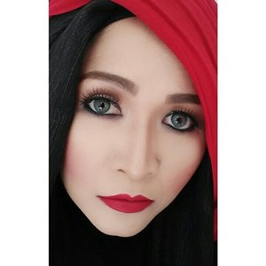 I'm using Ageha Lunatia Grey from @japansoftlens #softlens #makeupbyedelyne #hijabphotography #hijabbyedelyne #clozetteid #selfie #makeup