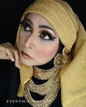 Cleopatra inspired makeup using @juviasplace nubian2.

#makeupbyedelyne 
#cleopatramakeup 
#juviasplace 
#makeupinspiration 
#makeupartist
#makeupartistworldwide 
#makeupmafia 
#wakeupandmakeup 
#clozetteid
#starclozetter 
#atomcarbonblogger 
#emak2blogger