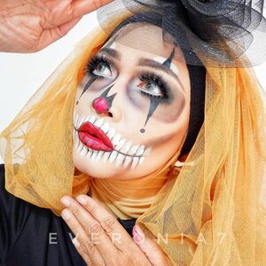 Mencoba meramaikan Halloween. 
Inspiration:  @marioncameleon 
@revlonid insta perfect foundation - 240
@poppydharsonocosmetics absolute cover two way cake - ivory
@kryolanofficial TV paint stick NG1 
@maybelline hyper impact liner
@inezcosmetics precious powdery cake 03
@katvondbeauty shade + light contour pallete
@mehronmakeup black and white
@stila stay all day liquid lipstick
@wardahbeauty eyeXpert eyebrow kit 
@makeupforeverid 9 artist shadow pallete

#makeupbyedelyne #khalilunamakeup #creativemakeup #makeupart #facepaintingmakeup #makeup #halloween #halloweenmakeup #clozetteid #makeupinfluencer #wakeupandmakeup #makeupartistsworldwide #makeupartist #mua #muaindonesia #dwiendahpusparini #makeupcharacter #kbbvfeatured #bandungbeautyblogger #tribepost #makeupoftheday
