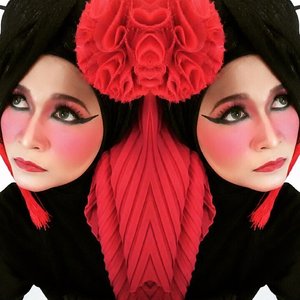 Chinese New Year makeup inspired 
#makeupbyedelyne #hijabbyedelyne #hijabphotography #hijabstyle #hijab #riasmuslimah #muaindonesia #mua #hijabfashion #instahijab #instabeauty #indonesianbeautyblogger #fotdibb #clozetteid #makeup #hijabellamagazine #hijabmodern