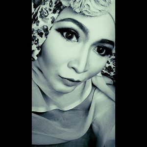 #selfie #bw #blackandwhite #indonesianbeautyblogger #hijabfashion #hijabphotography #hijaboftheday #hijabstyle #makeupbyedelyne #hijabbyedelyne #hijabiqueen #clozetteid #HOTD #ScarfMagz