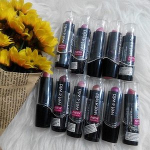 Ada 11 lipstick yang aku dapat dalam box @wnwcosmetics , dan semua warnanya ngga ada yang ngga kece 💙💙💙💙 #indonesiabeautyblogger #bloggerindonesia #beautyfashionblogger #clozetteid #starclozetter #emak2blogger