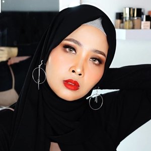 Dua lip matte  dari @floretcosmetic X @joviadhiguna ( okkur dan guitar )Review besok Up naik di youtube#floretcosmetic #motd #makeup #clozetteid #lipamatte #beauty #ragamkecantikan  @beautybloggerindonesia