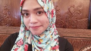 When boring just take selfies ..
Lips 💋 #Marracas @polkacosmetics
..
Eyebrow using @indonesia_etudehouse
Drawing my eyebrow
..
Face @wardahbeauty
lightening BB Cream .. #hijab #hijabfashion #hijabers #clozette #clozetteid #beauty #bloggerid #femalebloggerbjm #instalike #instacool #instatoday #eotd #fotd #hijaboftheday #minty #shabby