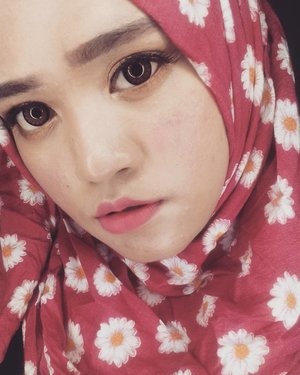 #clozetteid #motd #hijab #hijabfashion #beautybloggerid #blogger #bloggerindonesia #makeup #nyx #dollywink #eoslens #emina #softlens
