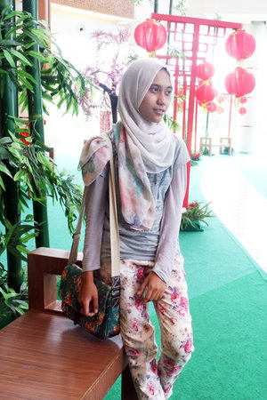 I love wearing shirt, and that day I want to make the grey shirt more catchy by wearing floral pants. Those bag though make this look more alive with it's green color and still, with it's floral pattern.
