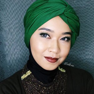 Terinspirasi dari lambang tiap sila di Pancasila.

Sila Ketiga : Persatuan Indonesia.
Dilambangkan dengan pohon beringin.

#day14 #100daysofmakeupchallenge #allseebee #clozetteid #makeup #hijab #fotd #motd #pancasila