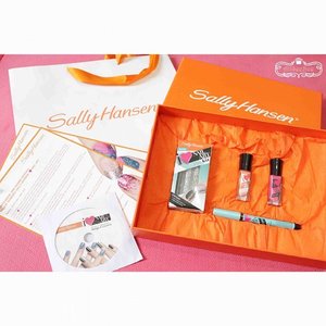 Soo happy when I got this 'I ♥ Nail Art' collection from answering a question from @sallyhansen_id at #BBMeetUp last saturday. Oh yeah, what makes me even more happier is that I got the Studs Kit which I LOOOVE~ 😍 😍 😍 OMG OMG OMG~
#SallyHansen #StudsKit #NailArt #ClozetteID #Clozette