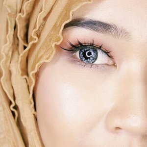 ✨ Super simple cut crease ✔

Tolong maafkan alis yang kelihatan pitak itu 🙇🙈😂 #day5 #100daysofmakeupchallenge #allseebee #clozetteid #makeup #hijab #eotd #eyemakeup