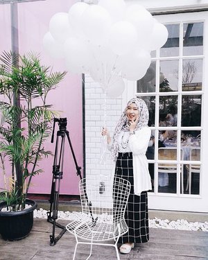 I think that it was one of the #caringbybiokosbestmoment and my favorite one because right after this photo was taken, there was an event where all the guests released the balloons together 🎈🎈🎈 Surely made my day!Oh yeah, good morning everyone! Hope your day is great~ 📷 by @buleipotan #caringbybiokos #ootd #hijab #allseebee #ClozetteID