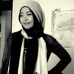 Black n white mode on gurls!! #instagram #black #white #blacklover #ootd #clozette #clozetteid #hijabstyle #hijab #whattowear #outfit #beanie #hijabers