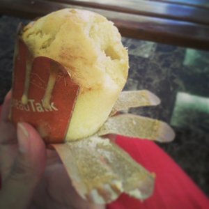 LAPEEEERRRRRRRR BERAAAATTT!!! Pengen Muffin Cheesenya BreadTalk huks ╭(╯ε╰)╮ ... Berharap ada yg berbaik hati ngasih ini, tak peluk langsung deh!!﹋o﹋ #instafood #clozette #clozetteid #instapic #bread #muffin #cheese #hungry #lovemuffin #pornfood #breadtalk #instagram