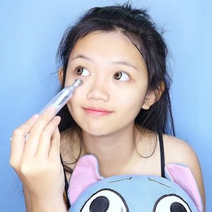 Never forget to apply eye cream before you sleep 🙈. Here I'm using @lapalette_beauty Pore Returning Iron Fill Up Corrector from @charis_official 💕. Seriously, this is the BEST eye cream I've ever tried #honestreview 😭😭😭!!! You can buy this superb eye cream by click link on bio 😻👆
. . 
#CharisCeleb #CharisOfficial #HiCharis #clozetteid #skincare #eyecream #beauty #beautyaddict #beautybloggerid