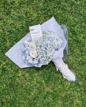 Blue hydrangea & white rose bouquet by @bloombloem. Thank you for helping me to make this flower become prettier 🍃💙 #ClozetteID