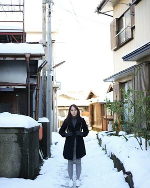 To warm my days in a snowy day, i need 3 things; coat, gloves, and you. #tsaahhh 📸 @johanjsaleh
.
.
.
.
.
#HuboyWaifuTravelJournal
#HuboyWaifuInJapan #HuboyWaifuJalanJalanJapan #ClozetteID #Lifestyle #Travel #Japan #Snow