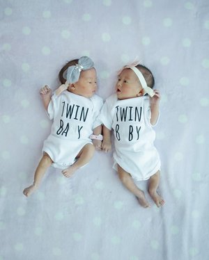 #throwback to @gumi.nami 's 3rd day of life. They very first photosession evuuurrr 👭#twins #twinbabies #GumiNami #meguminami #ClozetteID