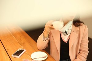 Let me finish my cup of  vanilla latte first.

In frame:
Twilly: @berbagi_pagi
Coat: @mavushihouse

#ClozetteID #berbagipagi #TemanBerbagi