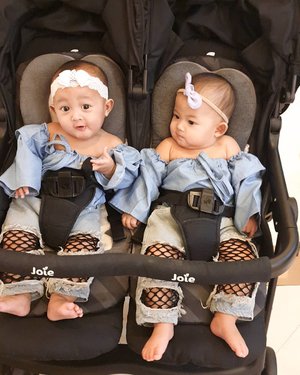 Geng stroller tandem dengan jeans sobek-sobek siap beredar di mall.#ClozetteID #Twins #twinbabies #twinnies #tandemstroller #strollergang #GumNamFashun #GumNamOOTD