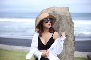Wait a minute, the beach is calling me.

Sunglasses: @karamata_id
Bralette: @pluffyschoice 
#ClozetteID #Travel #Traveling #Lifestyle #beach #Bali #StandingStones