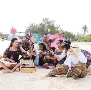 "And we thank the lord for payin' us with champagne ..." 🎶
.
.
.
.
.
.
.
#wanderlust #pictureoftheday #beach #party #travelphotography #travelers #travelpic #instagood #instadaily #keluarbentar #maensebentar #clozetteid #hippie #hippiestyle