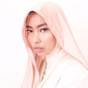 This is my re-create SERENA look to #WardahMakeupChallenge ....I use Wardah Luminous Creamy Foundation , Wardah Luminous face powder natural , Wardah Blush On , and for perfect look i use my favorite Wardah exclusive matte lip cream no.3 . #WardahMakeupChallenge #wardahyouniverse #Clozetteid So gais, come and join too ! @saski_tya @tifanydheanisa @isnadani