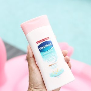 Lemme introduce my new baby, Vaseline Healthy White Fresh & Fair, say good bye to sticky, yas! No more sticky in ur lotion, its keeping you feeling fresh and fragrant all day! Formulated with 10x Vitamin B3 and menthol, so u can have all of the fairness ðŸŒˆ@vaselineid @clozetteid #tetapnyaman #clozetteid #starclozetter