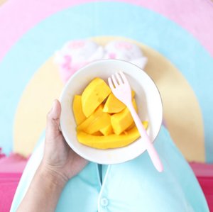 Somewhere over the (fleece mat) Rainbow 🌈
___________________
#handsinframe #fromwhereisitting #minimalism #minimalismood #clozetteid #foodie #foodstagram #foodporn