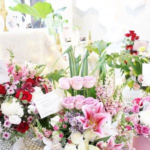 Beautiful corner at Grand Opening @wonderbellebeauty 💐
#flower #clozetteid #whiteaddicted