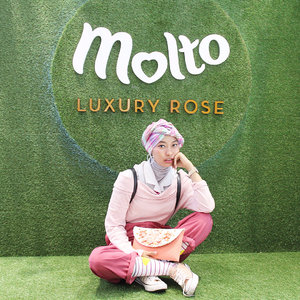 Attending launching Molto Eu De Parfume Luxury Rose @moltoindonesia 
Made by 7 kinds of the best roses in France. Really love the fregrance, its sweet and elegan.
You can get this only at @sephoraidn 
#RoseforaLady .
.
.
.
.
.
.
#ootd #hijabootd #clozetteid #starclozetter #parfume #beautynesiamember #LYKEambassador #diaryhijab #hijabstyle #hijabfashion #hijabdaily #hijabi