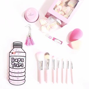 Start with something sweet 🍭
#flatlays #pastel #pink #whiteaddicted #whitetable #ggrep #clozetteID #starclozetter #makeup