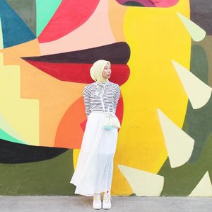 I pretend to look around, but i'm actually looking for you.......#ootd #ootdindo #ootdhijab #hijabootdindo #hijabstyle #ihavesomethingwithwalls #art #mural #clozetteid #starclozetter #ggrep #bloggerstyle #blogger #fashionblogger #explorejakarta #ootdfashion