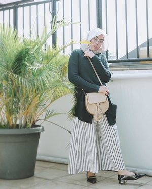 Aku suka banget tas yang bisa ngasih aksen kece meskipun lagi pake outfit super simpel. Makanya aku suka banget sama tas dengan aksen tassel dari @toute.bag ini 💕💋
.
.
.
#clozetteid
#tasselbag
#ladyuliastyle
#fashionblogger