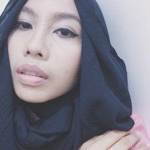 Me channeling Hana Hijab style. Now you can find this signature syal designed by Hana at @uniqloindonesia I really love the designs, colors, and materials. Perfect collaboration between Uniqlo and Hana. I'll post about this collection soon on my blog. Dear Hana, you are so magical 🌙 #UNIQLOxHANATAJIMA#UNIQLOIndonesia#ClozetteID #ClozetteAmbassador