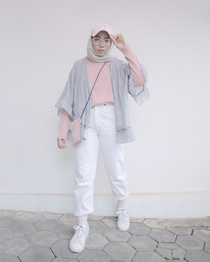 I canâ€™t say no to beautiful outer like this one from @rubbysid ðŸ’• Kalau lagi bingung mau pakai apa tinggal pakai atasan simpel terus pakai outer ini dan voila Iâ€™m ready to go! Swipe to see more pictures and aesthetic details of my outer....#ladyuliastyle#clozetteid#ggrepstyle