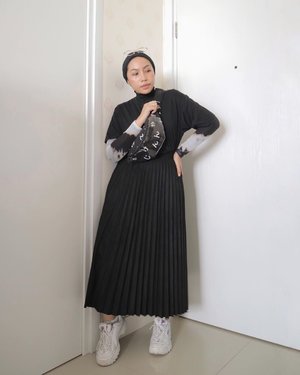 Going black 🌚...#hijabfashion#modestyaroundtheworld#ruedaily #ladyuliastyle#minimalistwardrobe#clozetteid