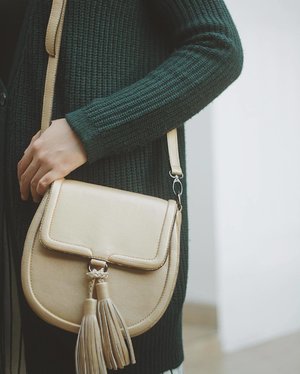Details of my favorite sling bag from @toute.bag
.
Suka banget sama aksen tassel di bagian depan tasnya sama warna goldnya yang ngasih aksen mevah ke outfit aku 😍💕
.
.
.
#clozetteid
#slingbag
#tasselbag